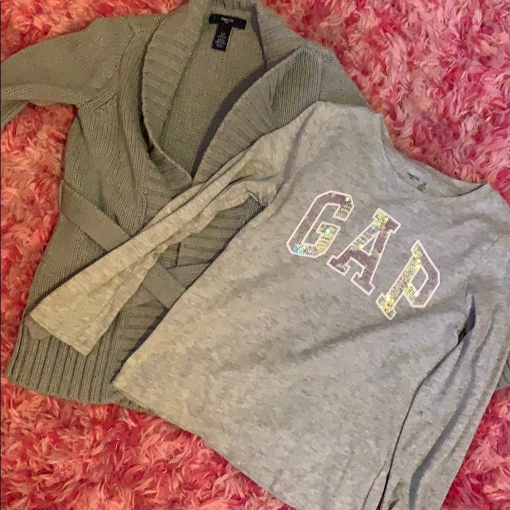 Gap Girls Grey Sweater/T-Shirt Bundle Size S (6/7)